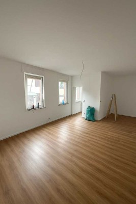 Stilvolle sanierte 1-Zimmer-Wohnung im 3 Parteinhaus mit gem. großem Garten