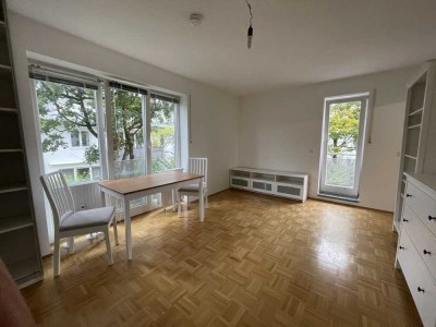 Lichtdurchflutetes und voll möbliertes 1-Zimmer-Apartment mit Balkon in München-Forstenried