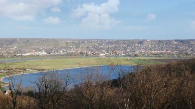 Wohnen im Schloss mit traumhaftem Ausblick & eigenem ca. 100 m² Außenbereich!