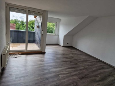 Attraktive und renovierte 2-Raum-Penthouse-Wohnung mit EBK