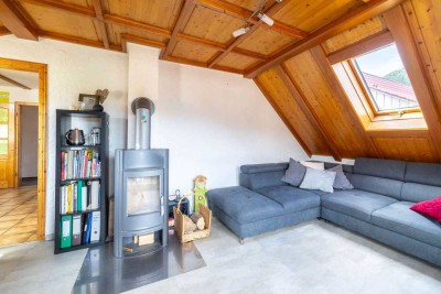 Großzügige Dachgeschosswohnung – 4-Zimmer mit Balkon, Kaminofen & viel Platz für die Familie