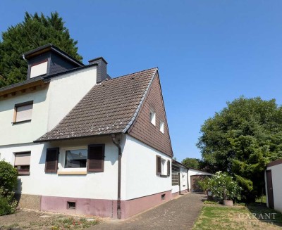 *** Charmante Doppelhaushälfte mit großem Grundstück und viel Potenzial ***