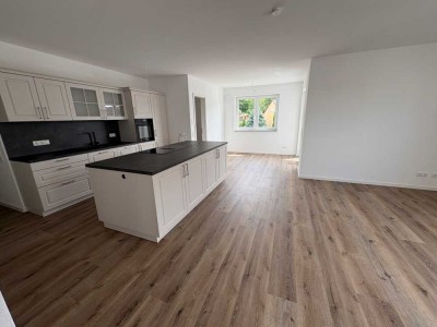 Moderne 4-Zimmer-Neubauwohnung mit hochwertiger Einbauküche, Balkon & 2 Stellplätzen – Erstbezug!