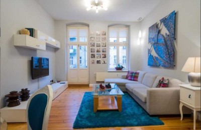FREI WERDENDE 2-ZI ALTBAUWOHNUNG IM 2.OG MIT DIELENBODEN & BALKON IN BESTLAGE VON FRIEDRICHSHAIN