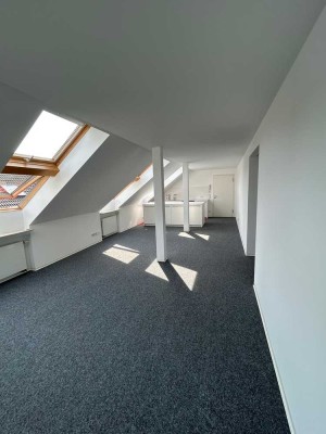 Lichtdurchflutete DG-Wohnung mit gehobener Innenausstattung in Egelsbach