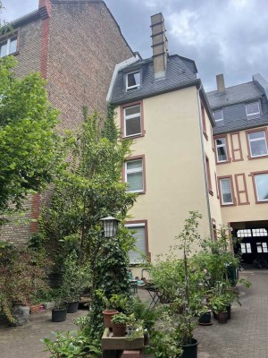 FFM-Bockenheim: Ruhiges 1-Zimmer-Altbauappartement mit Wohnküche und TGL-Bad!