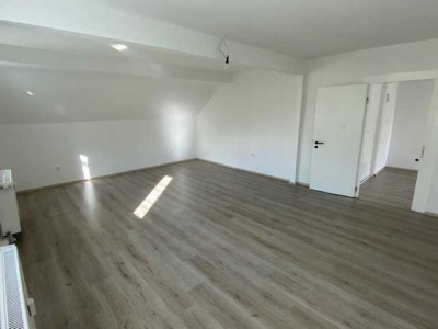 Renovierte 2 Zi. Whg. im Dachgeschoss - nähe Bahnhof!