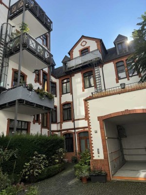 Gehobene Erdgeschosswohnung in ruhigem Hinterhaus mit Terrasse