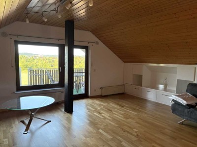 Top gepflegte 4-Zimmer-Dachgeschosswohnung mit Balkon u. EBK in Randlage