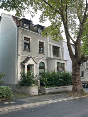 *Provisionsfrei direkt vom Eigentümer* Wohnung mit Garten und Carport im stilvollem Haus.