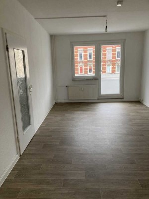 Hereinspaziert in Ihr neues Zuhause. 3-Raum-Wohnung in der Innenstadt mit Wanne und Balkon zu haben.