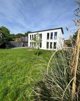 Stilvolle 3 Zimmer Wohnung mit Loftcharakter im Bauhausstil mit idyllischem Garten