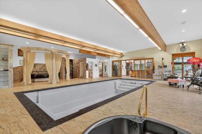 Luxus pur: Villa mit Indoor-Schwimmbad, Wärmepumpe und Wintergarten in zentraler Lage