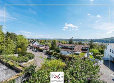 In bevorzugter Aussichtslage: Eckgrundstück mit Zweifamilienhaus