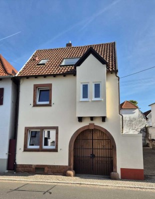 Freundliche 2,5-Zimmer-Wohnung mit gehobener Innenausstattung mit Balkon und EBK in Kirrweiler