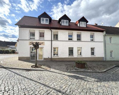 Ein gepflegtes Haus mit Dachterrasse und großem Gartengrundstück