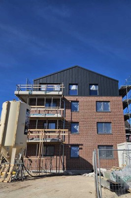 Erstbezug mit Balkon und Einbauküche: Exklusive 3-Raum-Erdgeschosswohnung mit geh. Innenausstattung