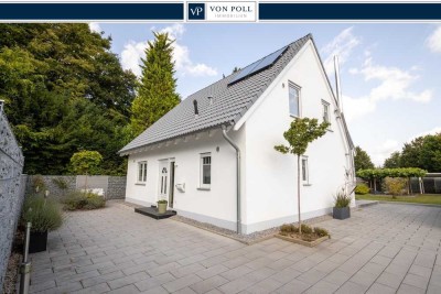 Neuwertiges, freistehendes Einfamilienhaus mit Pool und tollem Garten in zentraler Lage