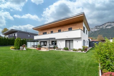 Zweifamilienhaus mit großem Grundstück und Bergblick ( 05922 )