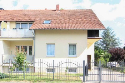 Top Lage: Große DHH mit 2 Wohneinheiten, 3 Balkonen, Garage, Keller und sehr schönem Garten