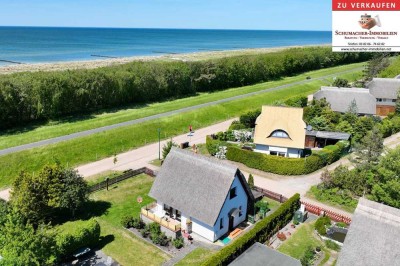 Charmantes Ferienhaus unter Reet direkt am Ostseestrand!!!