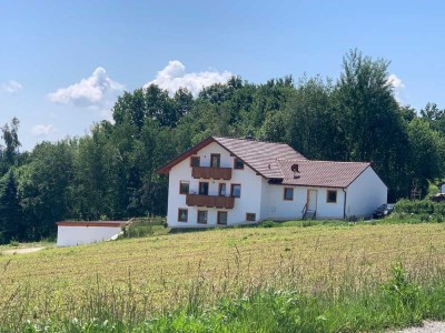 MAIER - Traumhafte DG Wohnung mit EBK, 2 Balkone und Garage!