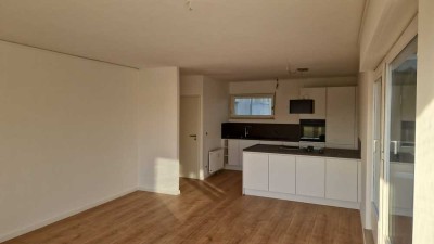 Stilvolle, neuwertige 2-Raum-Penthouse-Wohnung mit Balkon, EBK Und Tiefgaragenstellplatz
