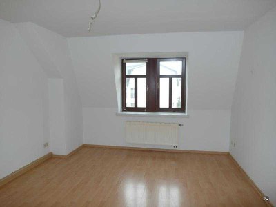 Frisch renoviert! Gemütliche 2-Zimmer-Dachwohnung mit Laminatboden, separater Küche & Bad mit Dusche