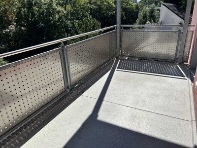 Vollständig renovierte 4 bis 5 Zimmer Wohnung mit großem Balkon im Grünen und an der Wertach.