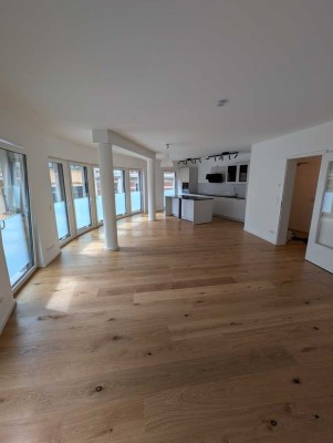 Exklusive 4-Zimmer-Neubauwohnung mit Balkon, Eichenparkett und hochwertiger Einbauküche im Zentrum