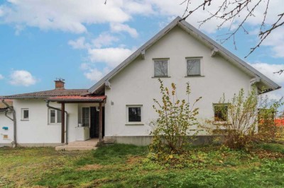 Sanierungsbedürftiges Familienidyll mit Garten und einem Carport in naturnaher Lage