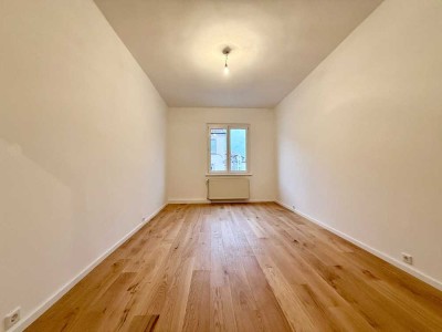 Schöne & freie 3,5-Zimmer-Wohnung mit großer Terrasse, hohen Decken & Altbaucharme! Neue Böden & Bad
