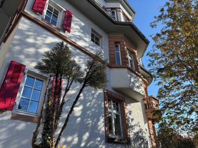 Wunderschöne 5-Zimmer-Wohnung in Altbau-Stadtvilla mit Schlossblick