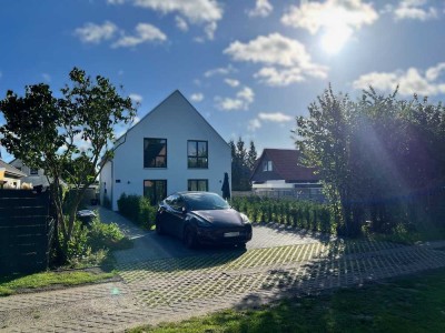 Neubau 2024: Moderne helle 5-Zimmer-Stadtvilla mit Garten in Isernhagen