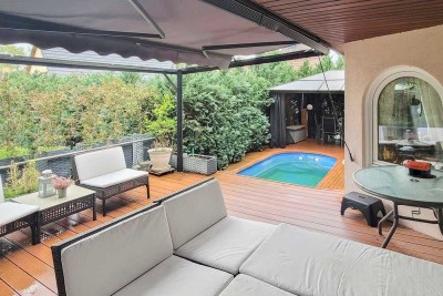 Im Sommer am Pool, im Winter am Kamin: Einfamilienhaus mit barrierefreier Einliegerwohnung
