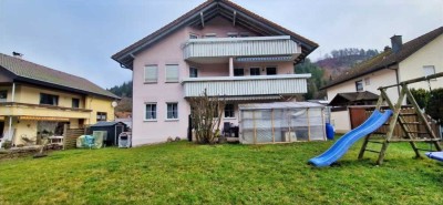 Oberndorf a. N. - 4 Zimmer Wohnung - 103 qm mit Garten und Terrasse
inkl. Garage und Einbauküche