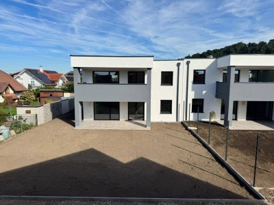 PROVISIONSFREI - Nur mehr 1 Einheit frei: Traumhafte Doppelhaushälfte in Pucking: 6 Zimmer, Keller, Garten &amp; 2 Garagen + 3 Außenstellplätze