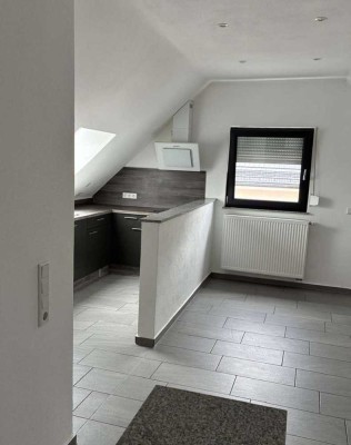 Kernsanierte DG Wohnung in Ruhigem Dreifamilien Haus