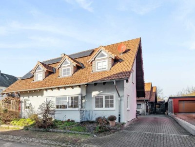 Charmantes Zweifamilienhaus mit Werkstattgarage in Homburg