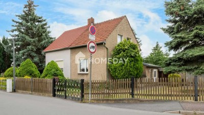 Doppelhaushälfte mit drei Zimmern auf großzügigem 949 m² Grundstück – leerstehend und bezugsfrei