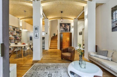 Geschmackvolle, vollst. renovierte 3-Zimmer-Maisonette-Wohnung mit lux. Innenausstattung mit Balkon