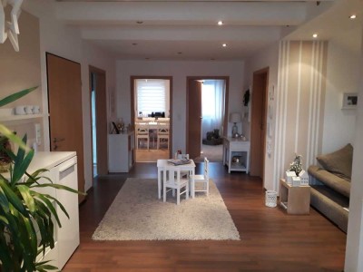 Neuwertige 2,5-Zimmer-Dachgeschosswohnung mit Balkon und EBK in Nittenau