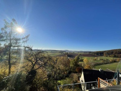 Sanierte 2-Zimmer-Wohnung mit Balkon, Küche & Weitblick in Marburg. Ideal für Pendler