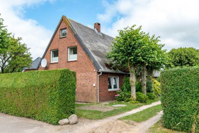 Sanierungsbedürftiges Wohnhaus mit 2 Wohneinheiten in ruhiger Dorflage von Midlum zu verkaufen