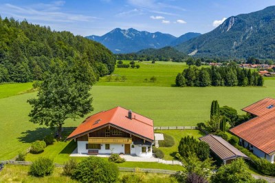 Idylle und Alpenblick:
Bezauberndes Einfamilienhaus mit Traumgrundstück im Chiemgau