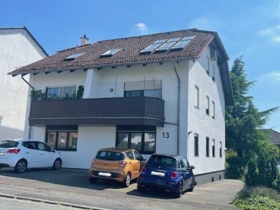 Schicke 4 Zimmerwohnung, Einbauküche, Stellplatz, kleiner Garten