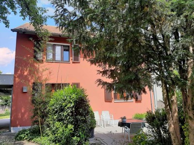 Gepflegtes 1-2-Familienhaus mit tollem Garten!
