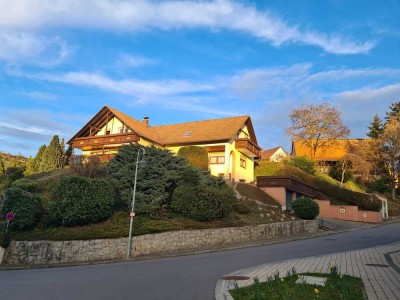 Freistehendes Einfamilienhaus mit großem Grundstück in toller Lage!