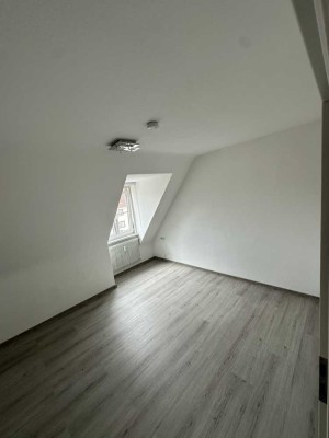Erstbezug nach Sanierung mit Einbauküche: Geschmackvolle 2,5-Zimmer-Dachgeschosswohnung