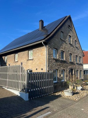 Aufwendig saniertes Bruchsteinhaus mit Schwimmteich am idyllischen Wald